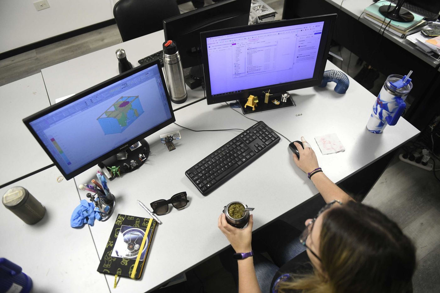 En las oficinas y talleres conviven ingenieros con años de profesión y estudiantes