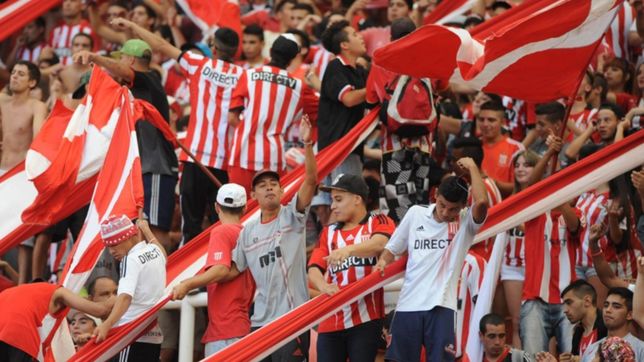 estudiantes: la aprevide prohibio la entrada de banderas que hicieran alusion al ?7 a 0