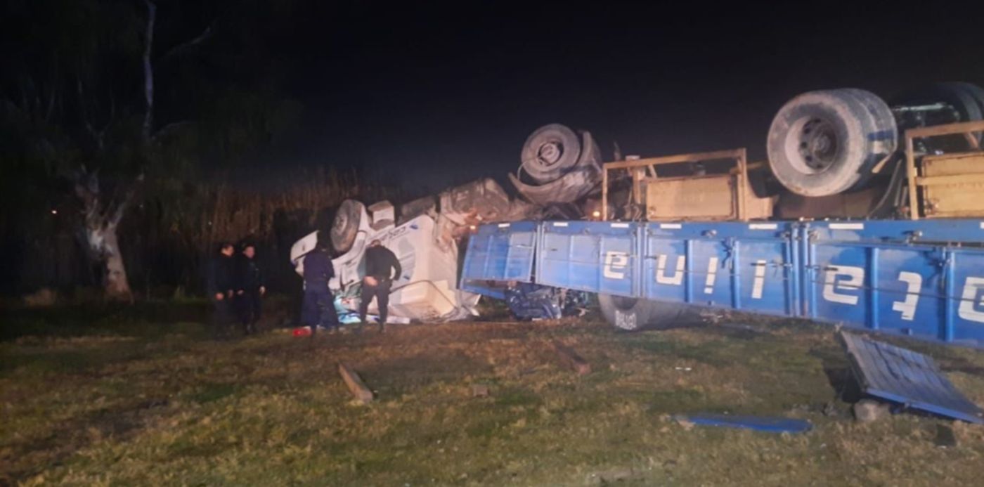 Camión volcado en Ensenada