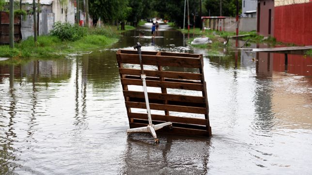 en berisso ya hay unos 250 evacuados por el temporal que azota a la region