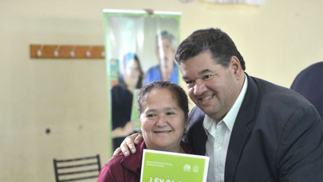 jorge nedela entrego 101 escrituras a vecinos de berisso