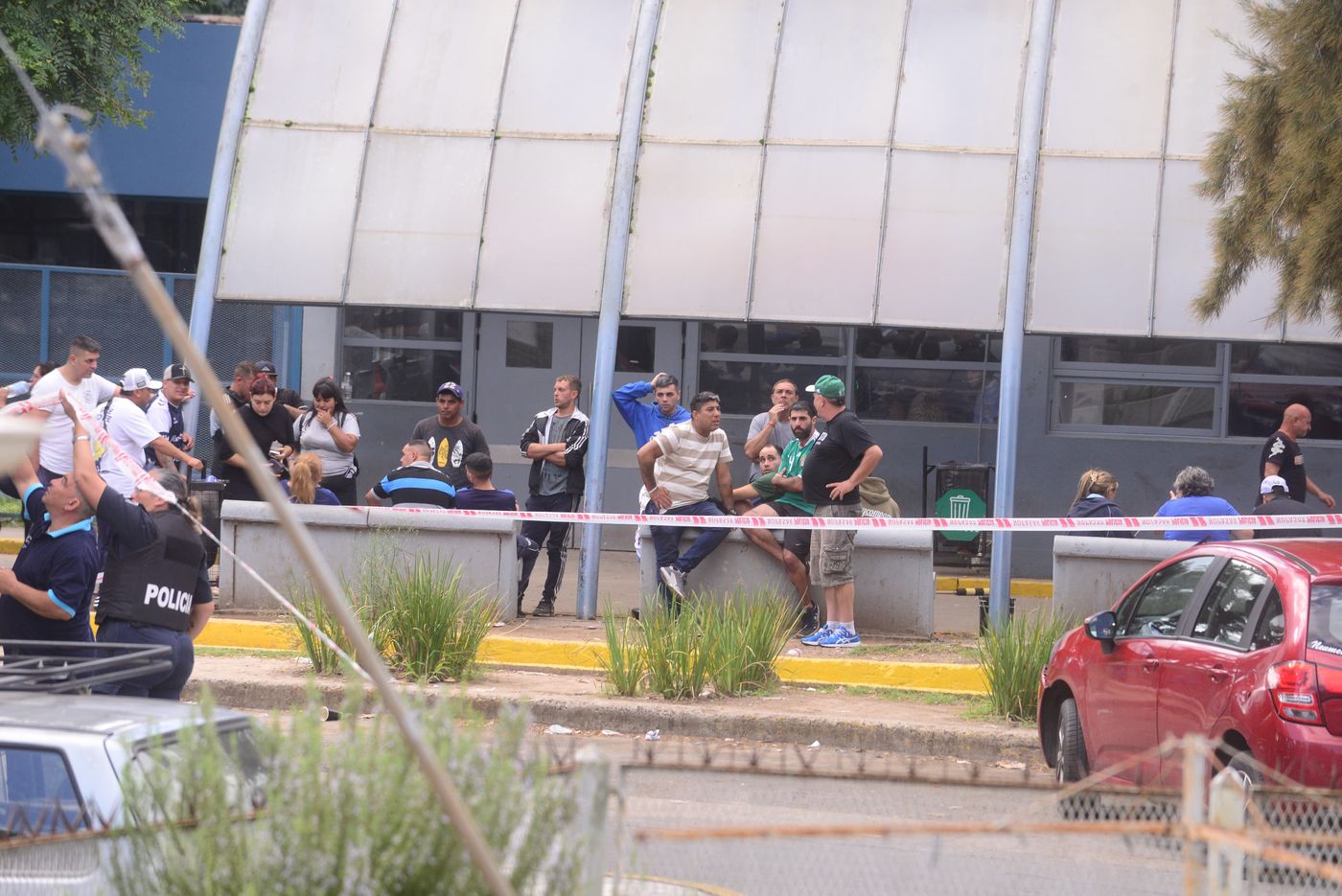 Enfrentamientos de la barra de gimnasia y la UOCRA en el Hospita del Gonnet (4).jpeg