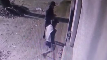 Un ladrón sin una pierna y su cómplice tantean puertas para robar y tienen en jaque a un barrio de La Plata