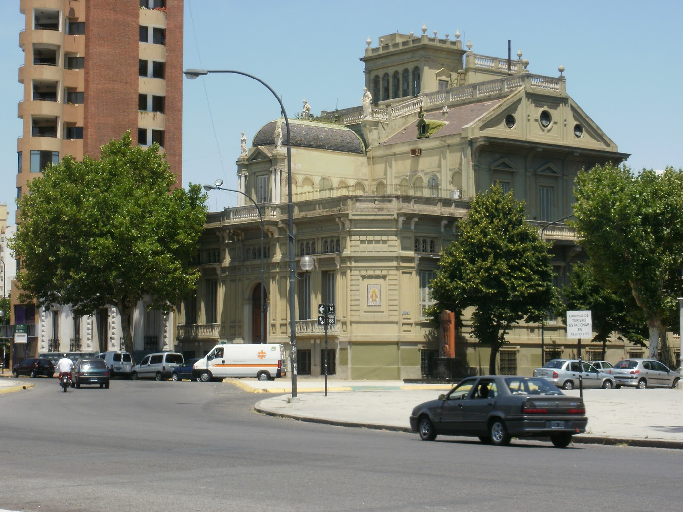 El arzobispado de La Plata se encuentra al lado de la Catedral.