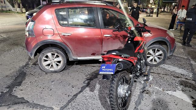 un automovilista borracho choco con una moto en berisso y el conductor fue hospitalizado