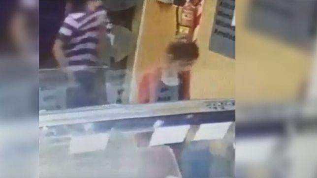 video: entro a un negocio y le apunto con un arma en la cabeza a una mujer para robarle