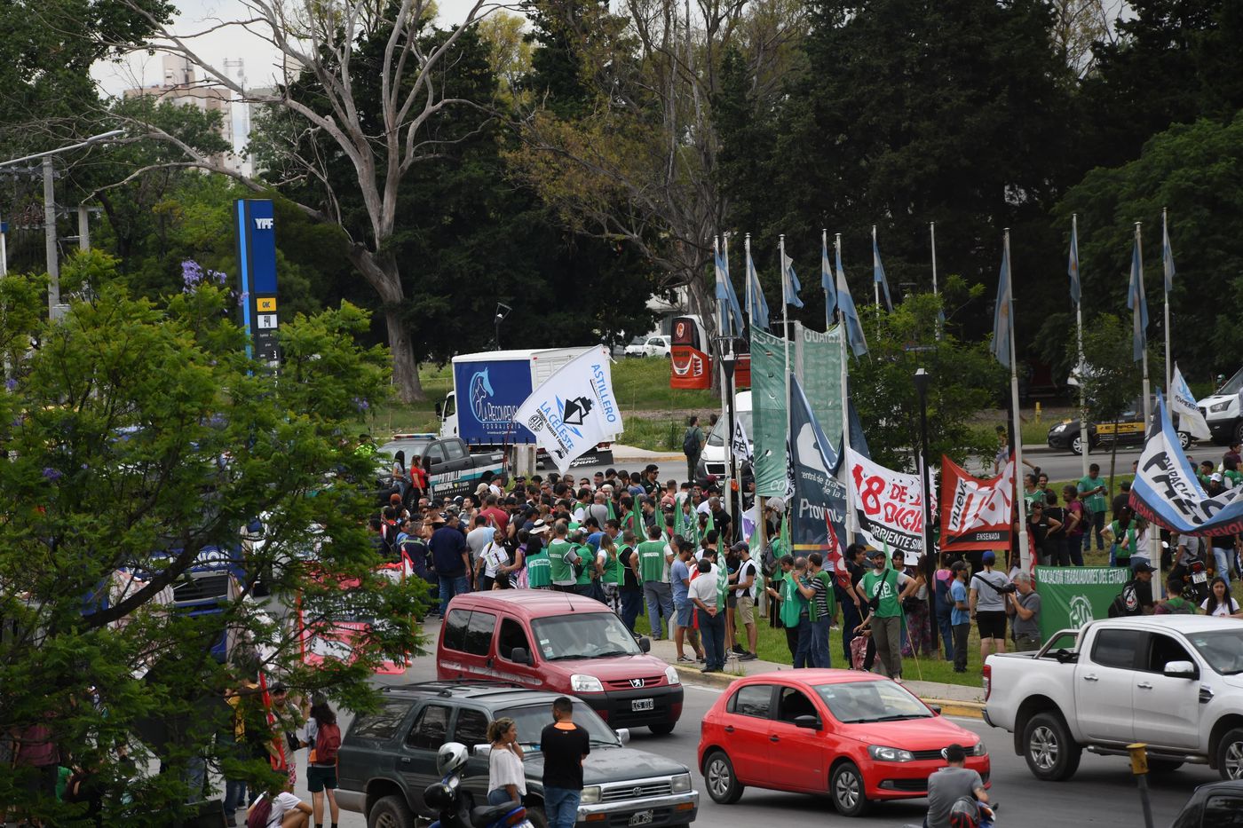 Corte piquete y ollas populares en la rotonda de 120 y 32 Autopista La Plata Buenos Aires (1).jpeg