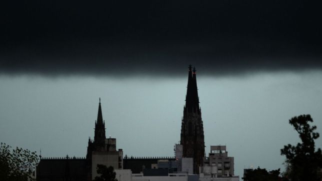 una tormenta de lluvia, viento y granizo atraveso la ciudad: ¿como va a seguir el clima?