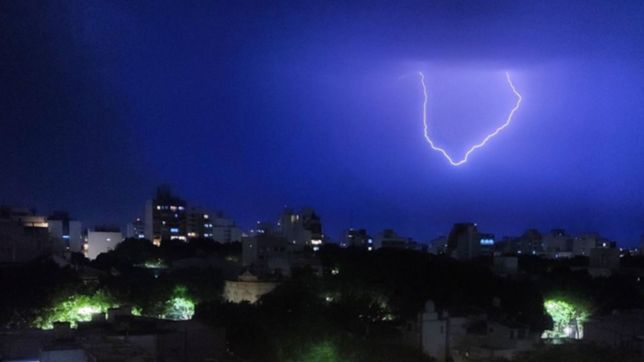 dos fotos que captaron el momento exacto de los rayos en el cielo de la plata