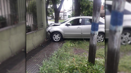 intentaron robarle a un docente, le pegaron tres tiros y choco contra una casa intentaron robarle a un docente, le pegaron tres tiros y choco contra una casa