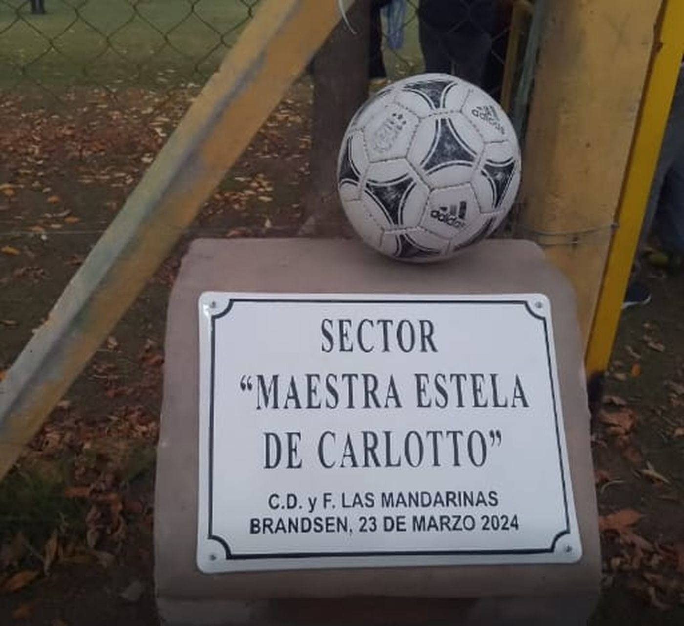 Una placa en homenaje a la Señorita Estela. 