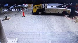 una grua de acarreo choco un auto estacionado, el chofer escapo y todo quedo filmado una grua de acarreo choco un auto estacionado, el chofer escapo y todo quedo filmado