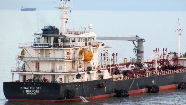 recuperaron el combustible del rio de la plata y analizan el impacto ambiental del derrame