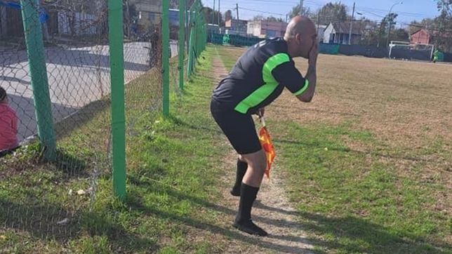el conmovedor gesto de un arbitro que jugo en medias para ayudar a un jugador en berisso