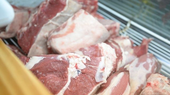 piden mejores salarios y amenazan con paralizar la industria de la carne en todo el pais