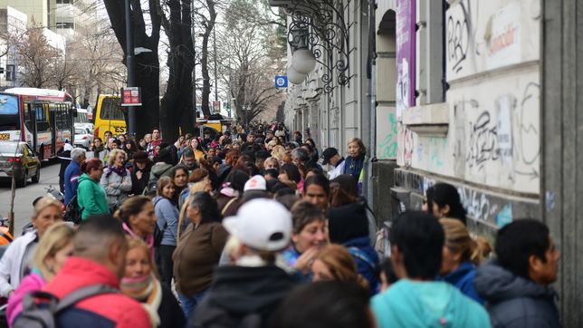 largas filas de feriantes para inscribirse en el registro municipal y acceder a cursos de oficios