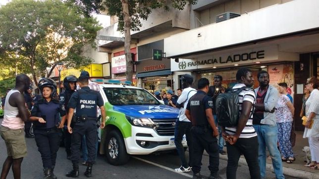 operativo contra la venta callejera: levantaron cuatro puestos y demoraron a un senegales