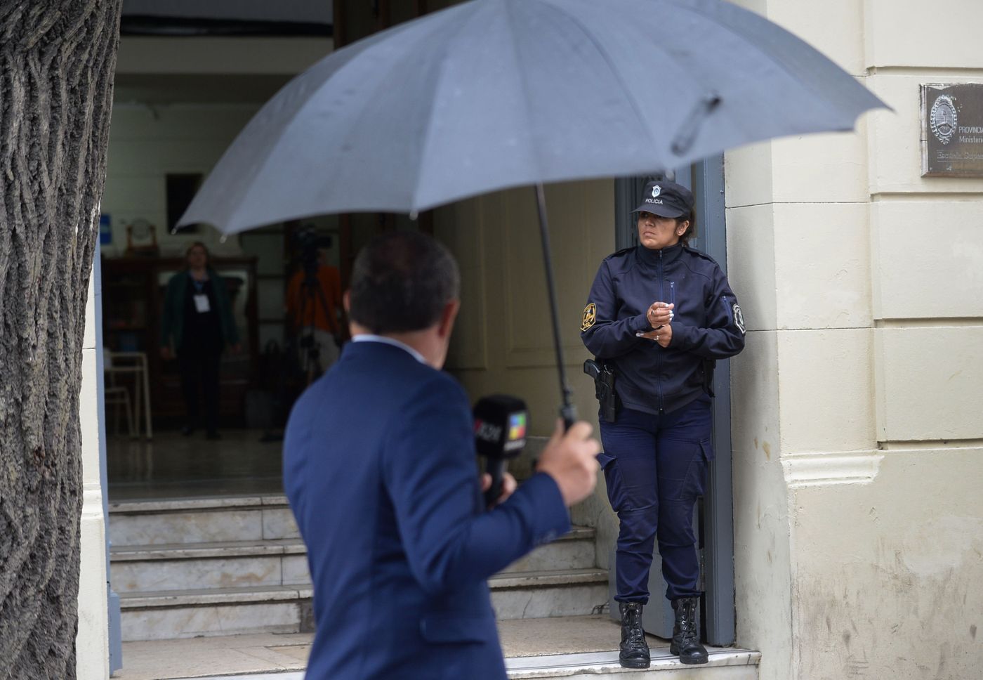 Elecciones 2023 lluvia voto elecciones policía paraguas escuela
