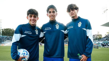 La inédita medida que tomó Diego Flores para los alcanzapelotas de Gimnasia en el Bosque