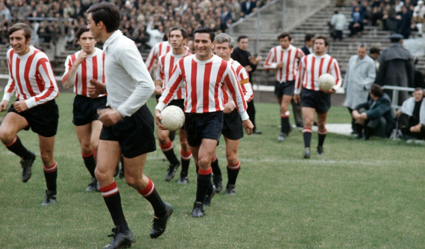 Estudiantes en su visita a Universidad Católica en el Estadio Nacional de Chile.