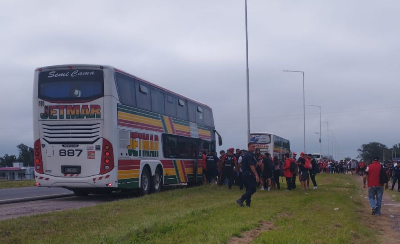 El micro de Estudiantes retenido en la ruta. FOTO: @Lavozalbirroja.