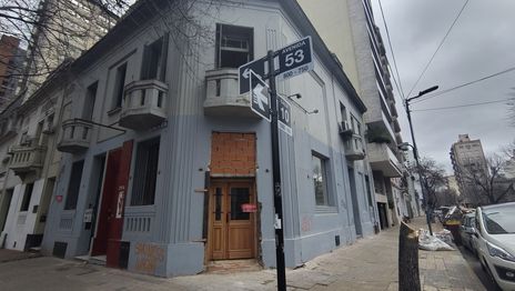 Ahogado por la crisis y las bajas ventas, cerró un clásico restaurante ubicado frente al Teatro Argentino