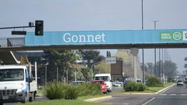 un hombre cayo desde el puente peatonal de camino centenario y lucha por su vida un hombre cayo desde el puente peatonal de camino centenario y lucha por su vida