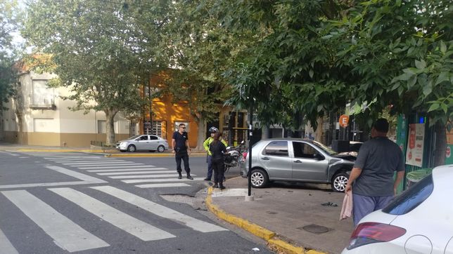un patrullero de la policia federal choco con un auto que casi termina metido en un kiosco