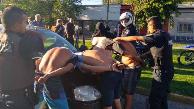 viajaron del conurbano a la plata en un auto robado, los detuvieron e investigan si estaban por atacar