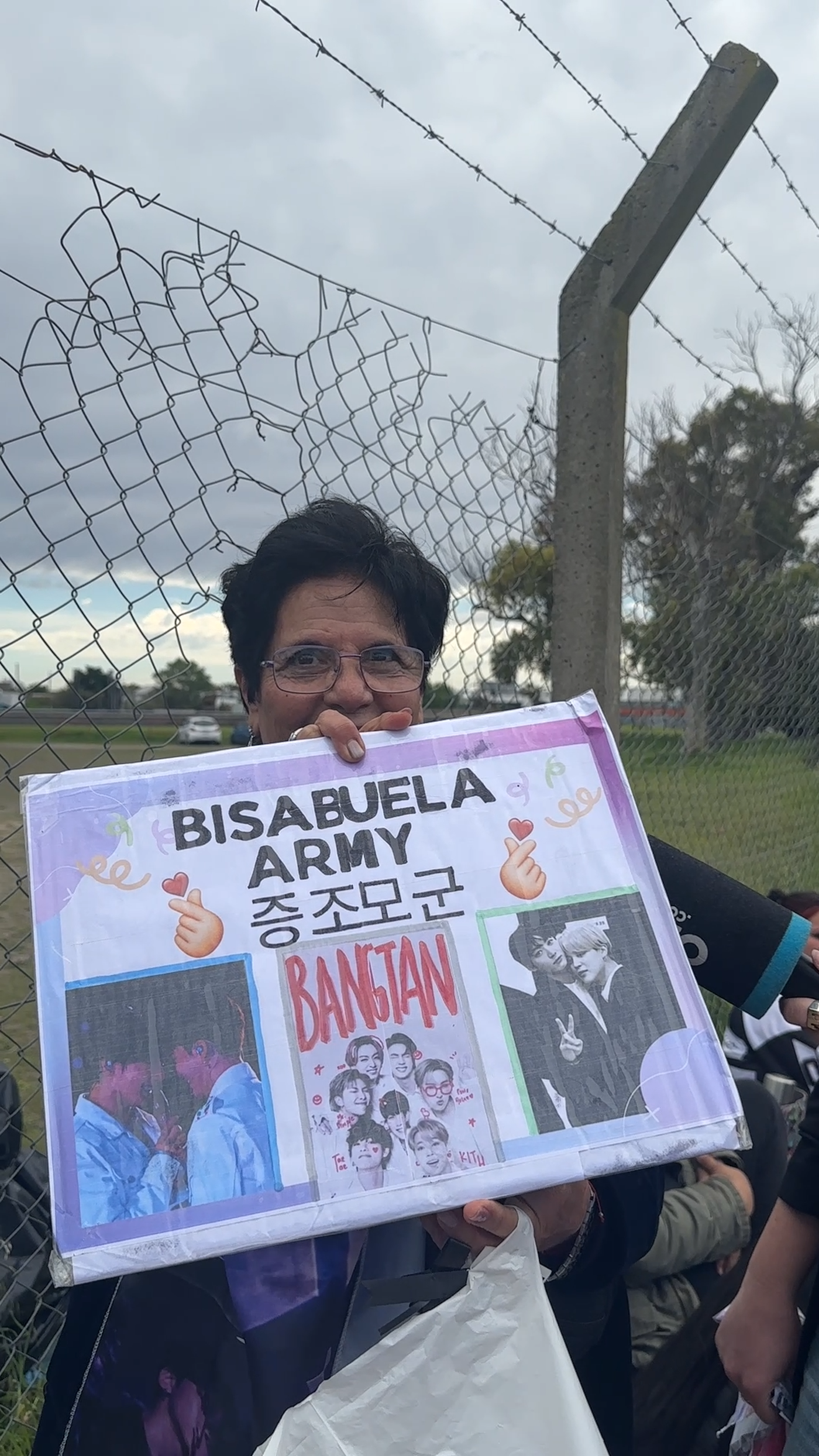 Marta, la mujer que viaj&oacute; sola desde Tucum&aacute;n a La Plata para cumplir su sue&ntilde;o de ver a BTS a los 77 a&ntilde;os