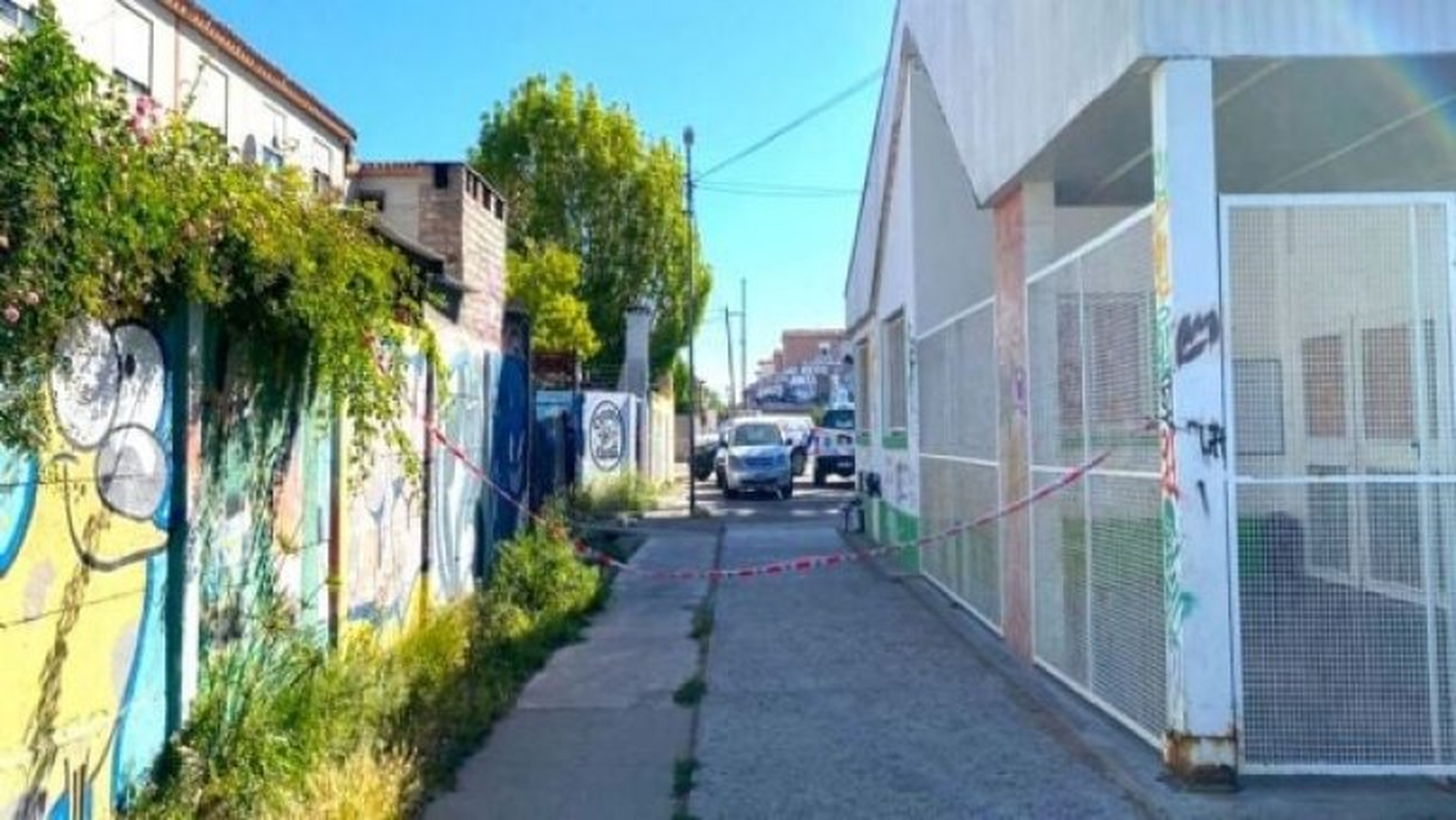 Ambos sujetos eran familiares y tuvieron una discusión con terceros dentro del barrio ubicado en Viedma, Río Negro. Ambos sujetos eran familiares y tuvieron una discusión con terceros dentro del barrio ubicado en Viedma, Río Negro.