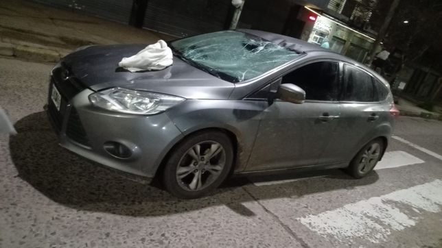un hombre fue atropellado por un auto en berisso y se salvo de milagro