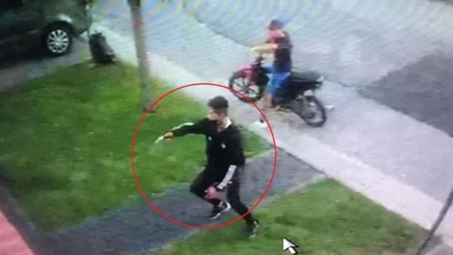 video: dos ladrones en moto amenazaron a una joven y le robaron el celular en la plata