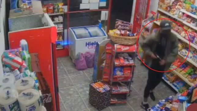 video: entro armado a un kiosco de la plata, amenazo al empleado y le robo en segundos