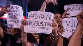 vecinos de un barrio de la plata exigen respuestas por la ola de inseguridad vecinos de un barrio de la plata exigen respuestas por la ola de inseguridad