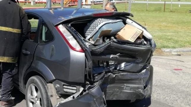 tremendo choque en un semaforo de berisso termino con tres heridos