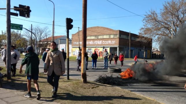 vecinos de el mercadito cortan 520 porque hace dos dias que estan sin luz