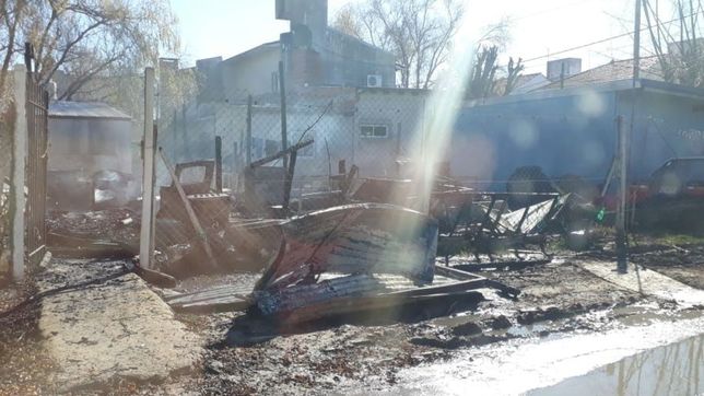 una familia de villa castells perdio todo en el incendio de su casa y pide ayuda