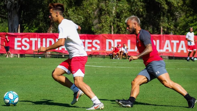 firmo su primer contrato en estudiantes, es hijo de una gloria del club y seguira su carrera en uruguay