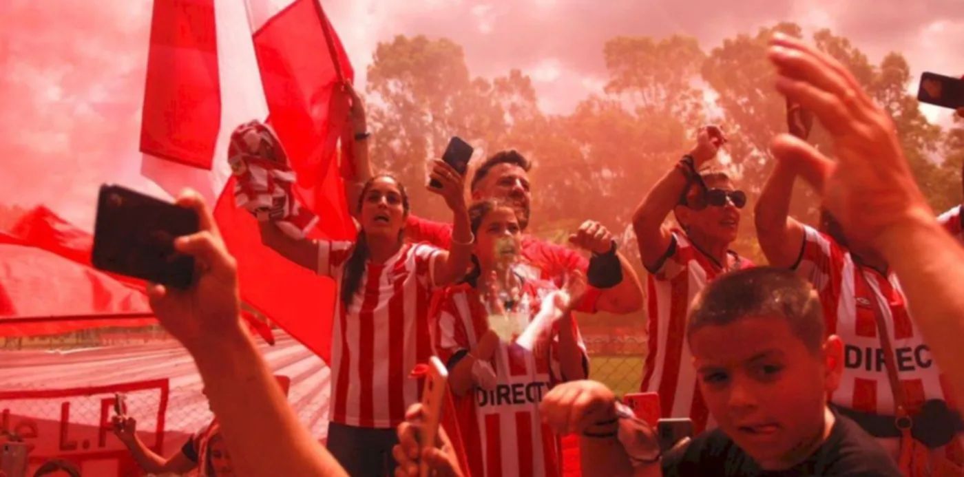 Estudiantes hinchas Country Club de City Bell.jpg