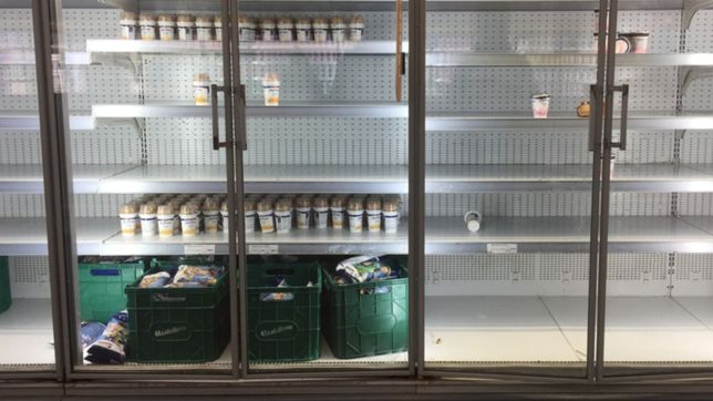 se hicieron pasar por clientes y se robaron $100.000 en mercaderia de un super de la plata