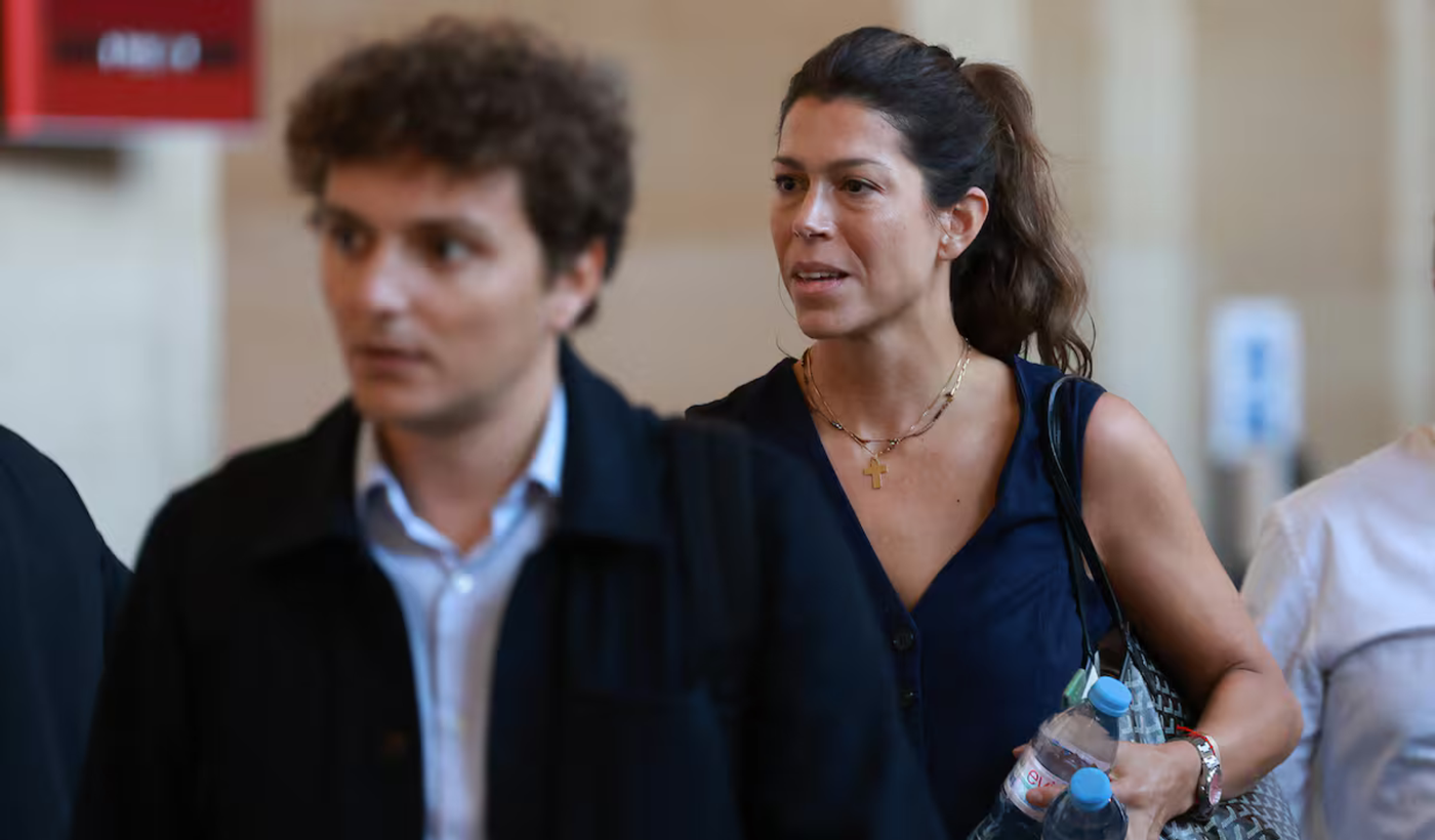 La viuda de Federico Arambur&uacute; llegando al juicio