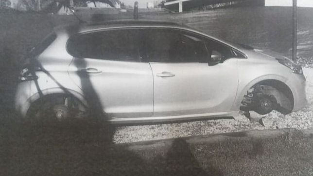 dijo que le robaron las ruedas del auto pero se quebro y conto que quiso estafar al seguro