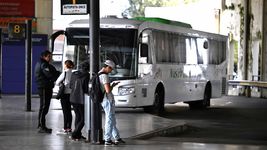 el paro de la cgt, con adhesion parcial en la plata y actividad normal en varios sectores
