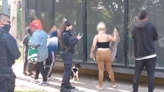 video: los descubrieron pintando grafitis y la policia los obligo a limpiar las paredes
