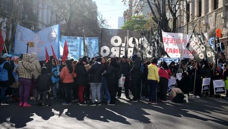 Trabajadores y militantes sociales cortan el centro de La Plata con una olla popular