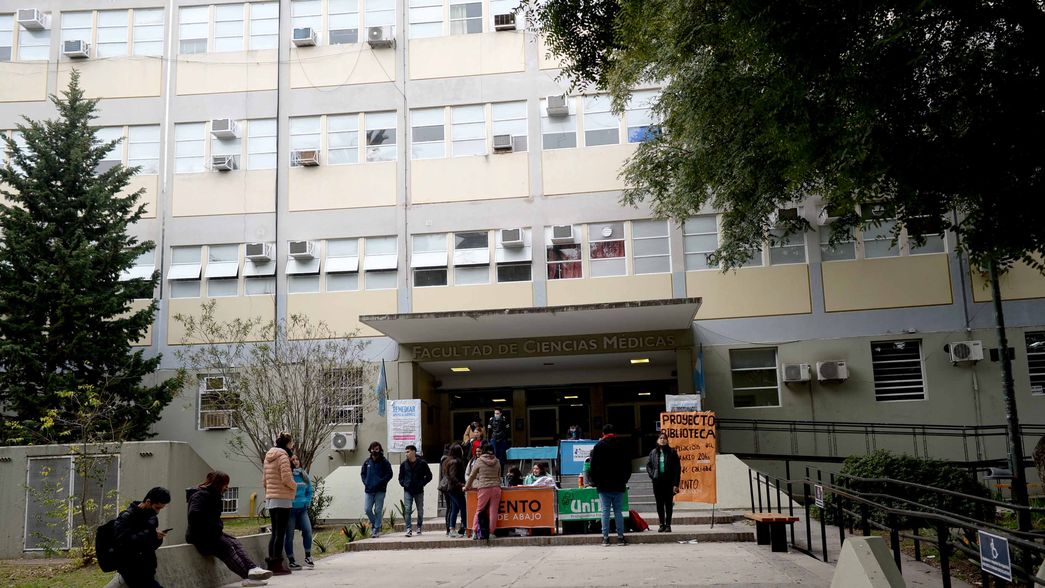 Estudiantes de la Facultad de Medicina de la UNLP denuncian que no pueden cursar por falta de cupos