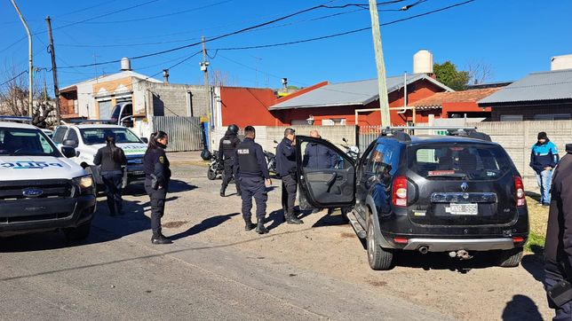 un ladron de 17 anos choco contra un poste mientras escapaba de la policia en una camioneta robada