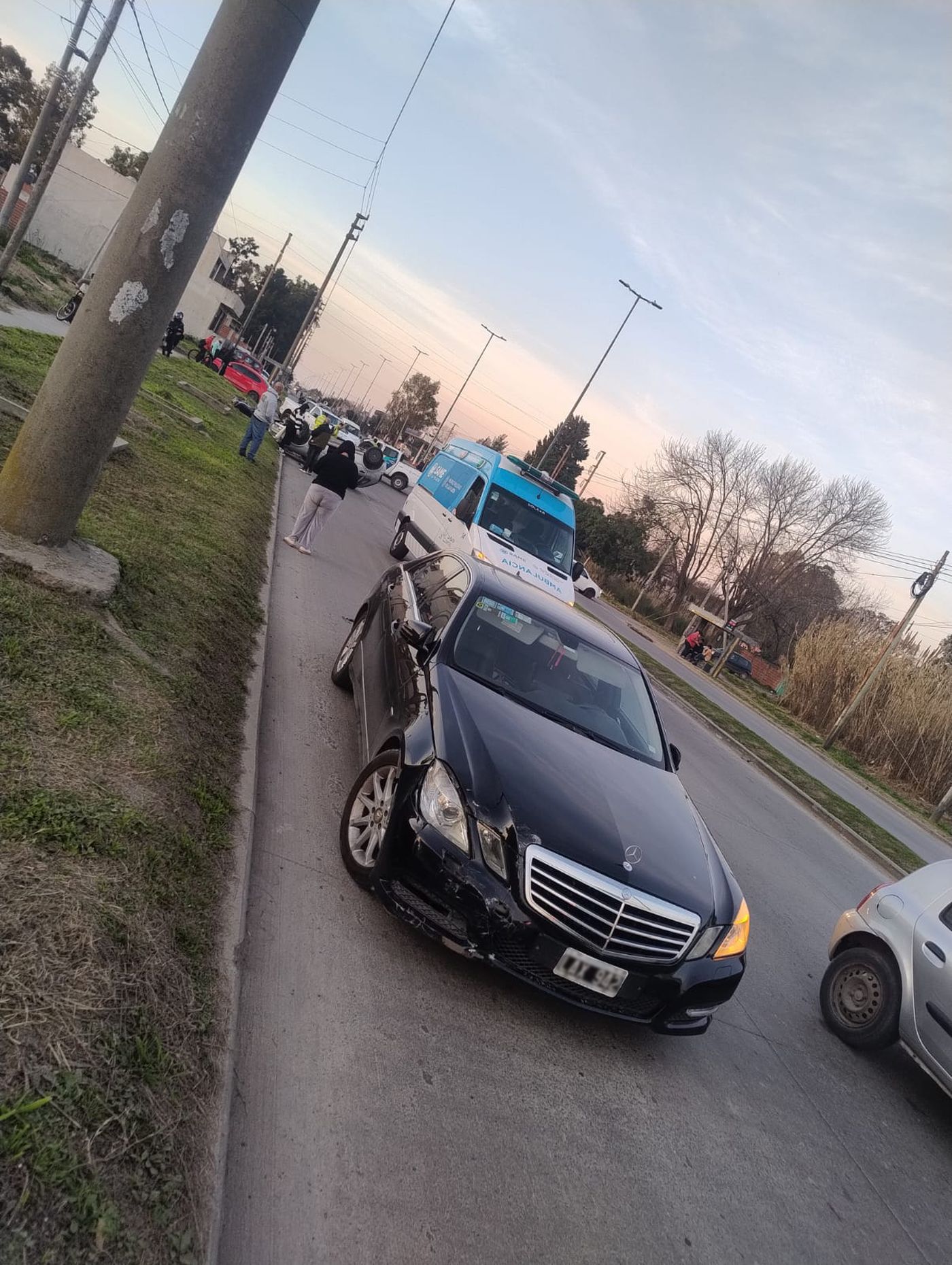 Uno de los veh&iacute;culos involucrados en el accidente de tr&aacute;nsito en avenida 520, en la zona Oeste de La Plata