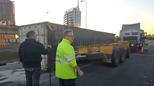 un camion perdio un container con 43 toneladas de pollo congelado y hay demoras en la autopista